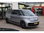 Volkswagen ID. Buzz Pro Bulli 86 kWh LWB 7p. 286PK / 210kW, 7 persoons, warmtepomp, LED Matrix IQ.Light, rondomzichtcamera, Keyless Entry & Go, Apple Carplay & Android Auto, dynamische grootlichtassistent, adaptive cruise control met Stop&Go (ACC), verwarmbare voorruit, parkeerassistent (Park Assisit Pro), navigatie, achteruitrijcamera, verwarmbare voorstoelen, zijschuifdeur links + rechts, draadloos telefoon laden, dodehoekdetectie (Side Assist), digitaal instrumentenpaneel, verarmbaar stuurwiel, kunstlederen interieurdelen, extra getint glas achter, verlichte strip tussen koplampen, 21'' LMV