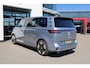Volkswagen ID. Buzz Pro Bulli 86 kWh LWB 7p. 286PK / 210kW 7 persoons, warmtepomp, LED Matrix IQ.Light, rondomzichtcamera, Keyless Entry & Go, Apple Carplay & Android Auto, dynamische grootlichtassistent, adaptive cruise control met Stop&Go (ACC), verwarmbare voorruit, parkeerassistent (Park Assisit Pro), navigatie, achteruitrijcamera, verwarmbare voorstoelen, zijschuifdeur links + rechts, draadloos telefoon laden, dodehoekdetectie (Side Assist), digitaal instrumentenpaneel, verarmbaar stuurwiel, kunstlederen interieurdelen, extra getint glas achter, verlichte strip tussen koplampen, 21'' LMV
