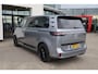 Volkswagen ID. Buzz Pro Bulli 86 kWh LWB 7p. 286PK / 210kW, 7 persoons, warmtepomp, LED Matrix IQ.Light, rondomzichtcamera, Keyless Entry & Go, Apple Carplay & Android Auto, dynamische grootlichtassistent, adaptive cruise control met Stop&Go (ACC), verwarmbare voorruit, parkeerassistent (Park Assisit Pro), navigatie, achteruitrijcamera, verwarmbare voorstoelen, zijschuifdeur links + rechts, draadloos telefoon laden, dodehoekdetectie (Side Assist), digitaal instrumentenpaneel, verarmbaar stuurwiel, kunstlederen interieurdelen, extra getint glas achter, verlichte strip tussen koplampen, 21'' LMV