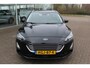 Ford Focus Wagon 1.0-125pk EcoBoost Mild-hybrid Titanium. Mooie, ruime, luxe en comfortabele Ford Focus wagon ! Volautm. airco dual, camera, stoel-, stuur- en voorraamverw., easy entry/easy go, cruise control, Isofix, side- en lane assist, parkeersensoren v+a, LM wielen etc.