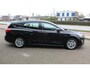 Ford Focus Wagon 1.0-125pk EcoBoost Mild-hybrid Titanium. Mooie, ruime, luxe en comfortabele Ford Focus wagon ! Volautm. airco dual, camera, stoel-, stuur- en voorraamverw., easy entry/easy go, cruise control, Isofix, side- en lane assist, parkeersensoren v+a, LM wielen etc.