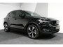 Volvo XC40 Recharge P8 AWD R-Design / Orig. Nederlands / Stoelverwarming / Apple Carplay - Andriod Auto / Stuurwiel verwarming / Ambienteverlichting / Leder/alcantara bekleding / High Performance Sound / Adaptive Cruise Control / Full LED / 19'' LMV / Grootlicht Assistent / Dodehoekdetectie / Trekhaak (zwenkbaar)
