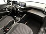Peugeot 208 Active 75 pk | Navigatie | Airco | Cruise Control | DAB Ontvanger | LED Dagrijverlichting | Lederen Stuurwiel | Buitenspiegels Elektrisch Verstel -en Verwarmbaar | Apple Carplay/Android Auto |