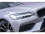 Volvo V60 T6 Plug-in hybrid AWD Essential | Google | Long Range | Adaptieve Cruise | Lederen bekleding | Stoel-/Stuurwiel-/Achterbankverwarming | Camera | Park Assist | Getint Glas | 18" LM