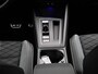 Volkswagen Golf 1.5 eTSI R-Line | Automaat | Digital Cockpit | Stoel en Stuurwielverwarming | Parkeercamera | Park Assist | Navigatie | Parkeersensoren