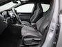 Volkswagen Golf 1.5 eTSI R-Line | Automaat | Digital Cockpit | Stoel en Stuurwielverwarming | Parkeercamera | Park Assist | Navigatie | Parkeersensoren