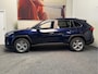 Toyota RAV4 2.0 VVT-iE Dynamic NAVIGATIE CRUISE CONTROL CLIMATE CONTROL BLUETOOTH TELEFOON APPLE CARPLAY/ANDROID RIJSTROOKSENSOREN DODEHOEKSENSOREN ACHTERUITRIJCAMERA ZEER MOOI !! 3010