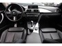 BMW 3-Serie Touring 318i M Sport Corporate Lease CAMERA LEER+STOELVERWARMING DAB NAVI LED ZWARTE-HEMEL PANO/OPEN-DAK 19"LMV ELEK.LAADKLEP CRUISE NAP ENZ.