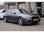 BMW 3-Serie Touring 318i M Sport Corporate Lease CAMERA LEER+STOELVERWARMING DAB NAVI LED ZWARTE-HEMEL PANO/OPEN-DAK 19"LMV ELEK.LAADKLEP CRUISE NAP ENZ.