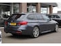 BMW 3-Serie Touring 318i M Sport Corporate Lease CAMERA LEER+STOELVERWARMING DAB NAVI LED ZWARTE-HEMEL PANO/OPEN-DAK 19"LMV ELEK.LAADKLEP CRUISE NAP ENZ.