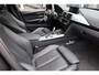 BMW 3-Serie Touring 318i M Sport Corporate Lease CAMERA LEER+STOELVERWARMING DAB NAVI LED ZWARTE-HEMEL PANO/OPEN-DAK 19"LMV ELEK.LAADKLEP CRUISE NAP ENZ.
