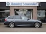 BMW 3-Serie Touring 318i M Sport Corporate Lease CAMERA LEER+STOELVERWARMING DAB NAVI LED ZWARTE-HEMEL PANO/OPEN-DAK 19"LMV ELEK.LAADKLEP CRUISE NAP ENZ.
