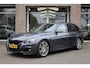 BMW 3-Serie Touring 318i M Sport Corporate Lease CAMERA LEER+STOELVERWARMING DAB NAVI LED ZWARTE-HEMEL PANO/OPEN-DAK 19"LMV ELEK.LAADKLEP CRUISE NAP ENZ.