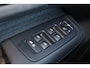 Volvo V60 B3 Essential Edition - IntelliSafe Assist & Surround - Parkeercamera achter - Verwarmde voorstoelen, stuur & achterbank - Parkeersensoren voor & achter - Draadloze tel. lader - High Performance audio - Elektr. inklapbare trekhaak - 18' LMV