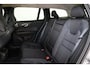 Volvo V60 B3 Essential Edition - IntelliSafe Assist & Surround - Parkeercamera achter - Verwarmde voorstoelen, stuur & achterbank - Parkeersensoren voor & achter - Draadloze tel. lader - High Performance audio - Elektr. inklapbare trekhaak - 18' LMV