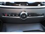Volvo V60 B3 Essential Edition - IntelliSafe Assist & Surround - Parkeercamera achter - Verwarmde voorstoelen, stuur & achterbank - Parkeersensoren voor & achter - Draadloze tel. lader - High Performance audio - Elektr. inklapbare trekhaak - 18' LMV