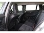 Volvo V60 B3 Essential Edition - IntelliSafe Assist & Surround - Parkeercamera achter - Verwarmde voorstoelen, stuur & achterbank - Parkeersensoren voor & achter - Draadloze tel. lader - High Performance audio - Elektr. inklapbare trekhaak - 18' LMV