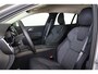 Volvo V60 B3 Essential Edition - IntelliSafe Assist & Surround - Parkeercamera achter - Verwarmde voorstoelen, stuur & achterbank - Parkeersensoren voor & achter - Draadloze tel. lader - High Performance audio - Elektr. inklapbare trekhaak - 18' LMV