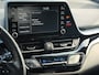 Toyota C-HR 1.8 Hybrid Dynamic (98 PK) 1e-Eig. & Dealer-Onderh. BOVAG-Garantie. NL-Auto. Half-Leer, Trekhaak, Navigatie/Apple-Carplay/Android-Auto, Adaptive-Cruisecontrol, Keyless-Entry/Start, Parkeersensoren-V+A, Achteruitrijcamera, DAB, Licht-Zicht-Pakket, Lm-Velgen-18Inch, Privacy-Glas