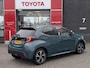 Toyota Yaris 1.5 HYBRID 115 DYNAMIC LED CAMERA NAVI STUUR- & STOELVERW. 16"LM-VELGEN P-SENSOREN