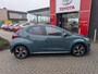 Toyota Yaris 1.5 HYBRID 115 DYNAMIC LED CAMERA NAVI STUUR- & STOELVERW. 16"LM-VELGEN P-SENSOREN