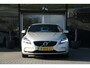 Volvo V40 T3 Dynamic Editon | Cruise Control | Stoelverwarming | Full-LED | Navigatie | 17-Inch | Parkeerhulp