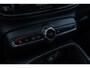 Volvo XC40 B4 Plus Black Edition | Google | Schuif-/Kanteldak | 360 Camera | Adaptieve Cruise | Getint Glas | Memory | Harman Kardon Audio | Zitverlenging | Keyless | 20" LM
