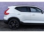 Volvo XC40 B4 Plus Black Edition | Google | Schuif-/Kanteldak | 360 Camera | Adaptieve Cruise | Getint Glas | Memory | Harman Kardon Audio | Zitverlenging | Keyless | 20" LM