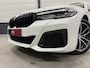 BMW 5-Serie Touring 530e xDrive M-Sport PANO/HEAD-UP/ADAPTIVE-CHASSIS/ALCANTARA/CAMERA/LIVE-COCKPIT PRO/DAB/STANDKACHEL/SHADOW-LINE/18"/RECENT OH BEURT GEHAD BIJ BMW DEALER