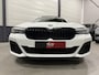 BMW 5-Serie Touring 530e xDrive M-Sport PANO/HEAD-UP/ADAPTIVE-CHASSIS/ALCANTARA/CAMERA/LIVE-COCKPIT PRO/DAB/STANDKACHEL/SHADOW-LINE/18"/RECENT OH BEURT GEHAD BIJ BMW DEALER
