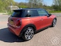MINI Cooper 3-Deurs (f56) 1.5 136pk Automaat CooperSummer Red Edition | panoramadak, leder, verw. voorstoelen, navigatie, 17 inch velgen, parkeersensoren voor en achter,head up