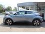Toyota C-HR 1.8 HYBRID DYNAMIC LED-KOPLAMPEN PARK-SENSOREN V+A NAVI DODEHOEK DETECTIE DAB KEYLESS CAMERA 18"LMV