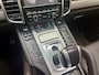 Porsche Cayenne S 4.2d *385PK/850NM* Soft Close / Sport Chrono / Panoramadak / Adaptive Cruise / BOSE / Stoel/Stuurverwarming / TV schermen / Keyless / Afn.Trekhaak / 21"LMV