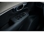 Volvo XC90 2.0 T8 Plug-in hybrid AWD Plus Dark | Trekhaak | Facelift | 22” | Black Pack | Head Up Display | 360 Camera | Donker Glas |