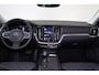 Volvo V60 B3 Essential - IntelliSafe Assist & Surround - Parkeercamera achter - Verwarmde voorstoelen, stuur & achterbank - Parkeersensoren voor & achter - Draadloze tel. lader - Elektr. inklapbare trekhaak - 18' LMV