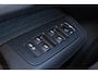 Volvo V60 B3 Essential - IntelliSafe Assist & Surround - Parkeercamera achter - Verwarmde voorstoelen, stuur & achterbank - Parkeersensoren voor & achter - Draadloze tel. lader - Elektr. inklapbare trekhaak - 18' LMV