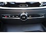Volvo V60 B3 Essential - IntelliSafe Assist & Surround - Parkeercamera achter - Verwarmde voorstoelen, stuur & achterbank - Parkeersensoren voor & achter - Draadloze tel. lader - Elektr. inklapbare trekhaak - 18' LMV