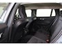 Volvo V60 B3 Essential - IntelliSafe Assist & Surround - Parkeercamera achter - Verwarmde voorstoelen, stuur & achterbank - Parkeersensoren voor & achter - Draadloze tel. lader - Elektr. inklapbare trekhaak - 18' LMV