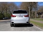BMW X5 xDrive50i High Executive M Sportpakket, Panoramadak elektrisch, Head-Up Display, Elektrische trekhaak, Navigatiesysteem Professional, Comforttelefonie met uitg. smartphone,  Stoelverwarming bestuurder/passagier, Stoelverwarming achter, Achteruitrijcamera.