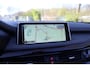 BMW X5 xDrive50i High Executive M Sportpakket, Panoramadak elektrisch, Head-Up Display, Elektrische trekhaak, Navigatiesysteem Professional, Comforttelefonie met uitg. smartphone,  Stoelverwarming bestuurder/passagier, Stoelverwarming achter, Achteruitrijcamera.