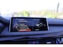 BMW X5 xDrive50i High Executive M Sportpakket, Panoramadak elektrisch, Head-Up Display, Elektrische trekhaak, Navigatiesysteem Professional, Comforttelefonie met uitg. smartphone,  Stoelverwarming bestuurder/passagier, Stoelverwarming achter, Achteruitrijcamera.