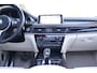 BMW X5 xDrive50i High Executive M Sportpakket, Panoramadak elektrisch, Head-Up Display, Elektrische trekhaak, Navigatiesysteem Professional, Comforttelefonie met uitg. smartphone,  Stoelverwarming bestuurder/passagier, Stoelverwarming achter, Achteruitrijcamera.