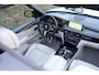 BMW X5 xDrive50i High Executive M Sportpakket, Panoramadak elektrisch, Head-Up Display, Elektrische trekhaak, Navigatiesysteem Professional, Comforttelefonie met uitg. smartphone,  Stoelverwarming bestuurder/passagier, Stoelverwarming achter, Achteruitrijcamera.