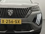 Peugeot e-2008 EV GT First Edition 54 kWh 156 pk | Navigatie | Achteruitrijcamera | Accu 97% | Parkeersensoren Voor en Achter | Alcantara Bekleding | Verwarmde Sportstoelen met Massagefunctie | LED Koplampen | Keyless Start | 17" Lichtmetalen Velgen | Apple Carplay/Android Auto |