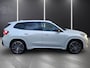 BMW iX1 xDrive30 (67 kWh) M-SPORT ** LED, BRUIN LEDER, PANORAMA, TREKH, ACC, H&K SOUND, 20-inch LMV ** 26k onder NP - EX BMW-AG ** ** INFORMEER OOK NAAR ONZE AANTREKKELIJKE FINANCIAL-LEASE TARIEVEN **