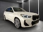 BMW iX1 xDrive30 (67 kWh) M-SPORT ** LED, BRUIN LEDER, PANORAMA, TREKH, ACC, H&K SOUND, 20-inch LMV ** 26k onder NP - EX BMW-AG ** ** INFORMEER OOK NAAR ONZE AANTREKKELIJKE FINANCIAL-LEASE TARIEVEN **