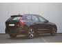 Volvo XC60 T6 350PK AUT8 Recharge AWD Plus Dark | 360 Graden Camera | Trekhaak | Parkeersensoren | Verwarmbare Voor- En Achterstoelen | Apple Carplay/Android Auto | Navigatiesysteem | Panorama Dak | Electronic Climate Control | Draadloze Telefoonlader | Rijstrooksensor Met Correctie | Verwarmbaar Stuurwiel | Keyless Entry