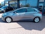 Hyundai i30 1.6 GDI i-Catcher, Airco, Automatisch, Multimediasysteem, Bluetooth telefoonverbinding, Navigatie, Cruise control, Parkeersensoren, Camera, Elektrische ramen en spiegels(inklapbaar), Centrale vergrendeling met AB, Lichtmetalen velgen, Nette originele NL auto, BOVAG