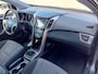 Hyundai i30 1.6 GDI i-Catcher, Airco, Automatisch, Multimediasysteem, Bluetooth telefoonverbinding, Navigatie, Cruise control, Parkeersensoren, Camera, Elektrische ramen en spiegels(inklapbaar), Centrale vergrendeling met AB, Lichtmetalen velgen, Nette originele NL auto, BOVAG