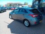 Hyundai i30 1.6 GDI i-Catcher, Airco, Automatisch, Multimediasysteem, Bluetooth telefoonverbinding, Navigatie, Cruise control, Parkeersensoren, Camera, Elektrische ramen en spiegels(inklapbaar), Centrale vergrendeling met AB, Lichtmetalen velgen, Nette originele NL auto, BOVAG